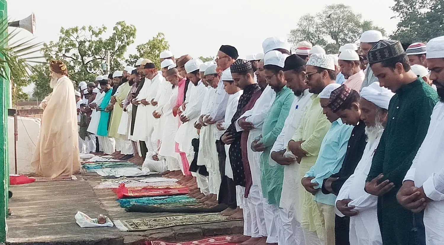 अकीदत के साथ पढ़ी गयी ईद उल अजहा की नमाज
