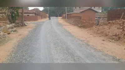 सड़क पर गिट्टी का डस्ट डालने से उड़ रहे धूल, राहगीर परेशान
