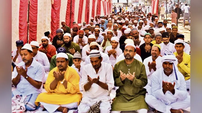 ईद-उल-अजहा : अमन-चैन की दुआ के लिए एक साथ उठे हजारों हाथ