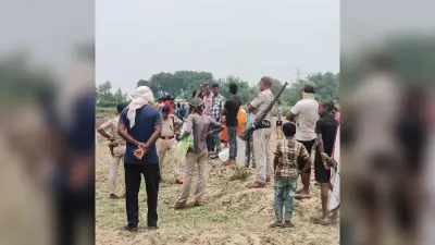 अज्ञात महिला की हत्या कर लाश मखाना के खेत में फेंका