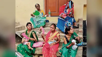 घरों से निकलना मुश्किल, मौसम की मार जारी