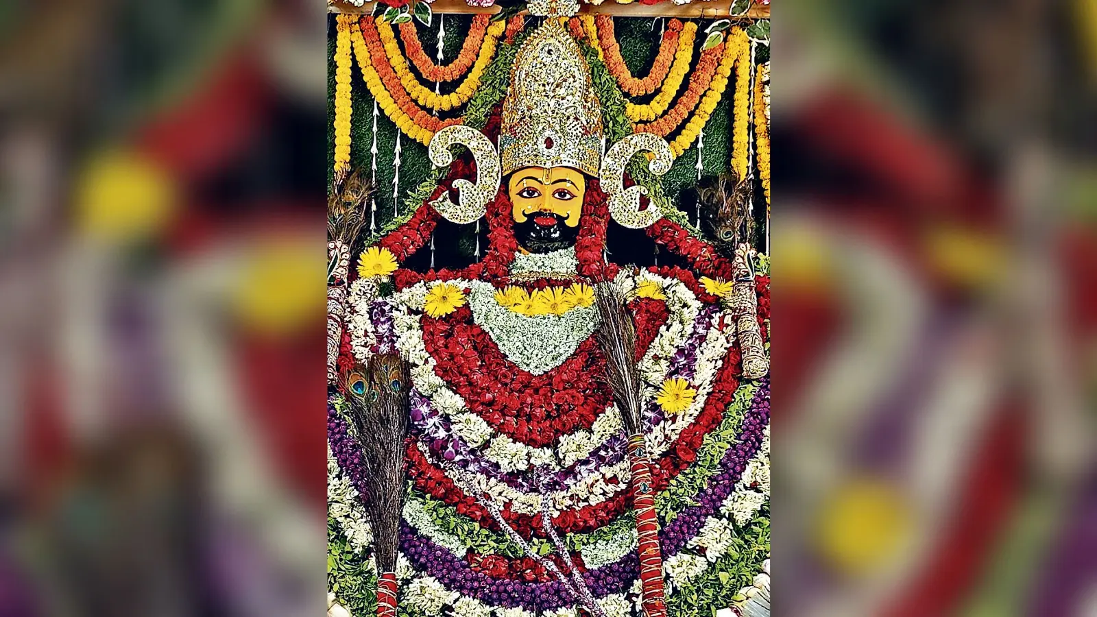 झुक गये बड़े-बड़े सरकार तेरी मोर छड़ी के आगे