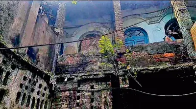 बाली नगरपालिका के लिए सिरदर्द बन गयी हैं इलाके की खतरनाक इमारतें