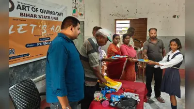 आर्ट ऑफ गिविंग डे पर बच्चों के बीच पठन पाठन सामग्रियों का वितरण