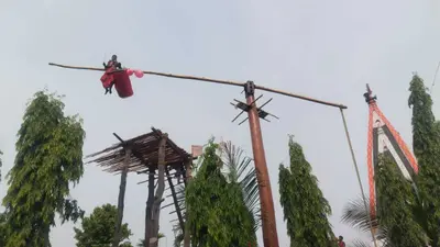 शिव भक्त पीठ में कील लगाकर 45 फीट ऊंचे लाठ में झूले