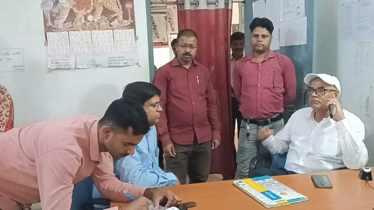 स्वास्थ्य विभाग के निदेशक प्रमुख ने किया अनुमंडलीय अस्पताल का निरीक्षण