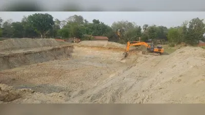 रानीगंज में तालाबों की हो रही खुदाई, ग्रामीण अनभिज्ञ, बिचौलिये हो रहे मालामाल