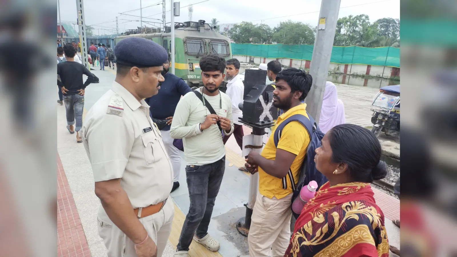 कंचनजंघा रेल दुर्घटना के बाद कई ट्रेने चल रही विलंब से, किशनगंज स्टेशन पर यात्रियों की थी भारी भीड़