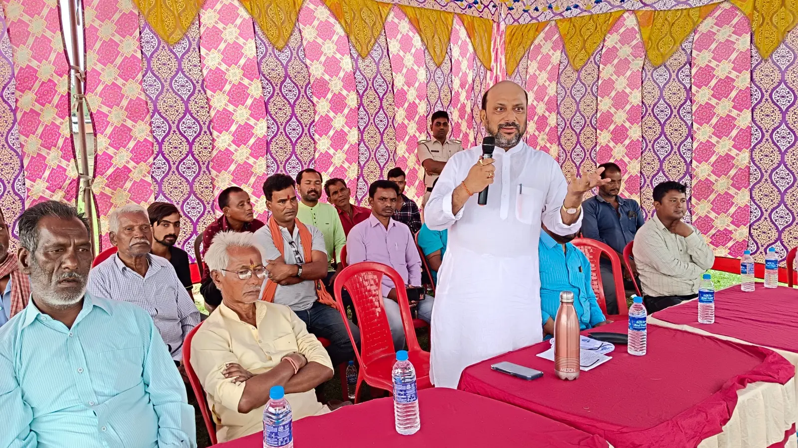 नवविवाहित की बरामदगी को के थाना के सामने धरना