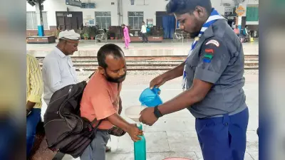 स्काउट एंड गाइड ने यात्रियों को पिलाया शीतल जल