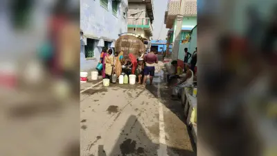 मुखिया प्रतिनिधि निजी टैंकर से भेज रहे पानी, लोगों को मिल रही राहत