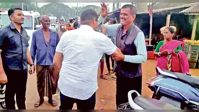 सौमित्र खां के तृणमूल नेता के पैर छूने पर अटकलें शुरू