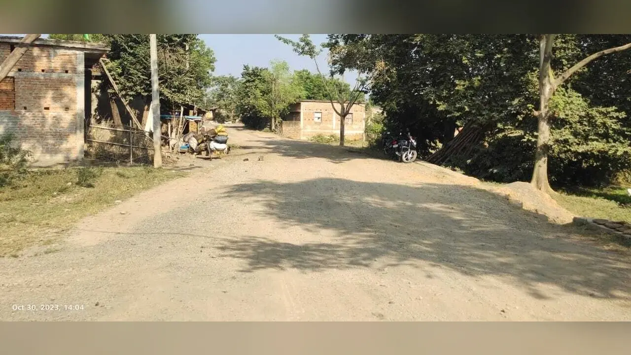 बेलपहाड़ी-सुराईडीह सड़क जर्जर, उड़ते धूलकण से बढ़ा बीमारी का खतरा