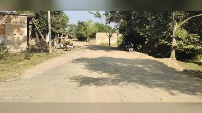 बेलपहाड़ी-सुराईडीह सड़क जर्जर, उड़ते धूलकण से बढ़ा बीमारी का खतरा