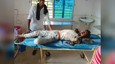 बाइक पर सवार तीन युवक डायल 112 को देख भागा, ई रिक्सा में मारी ठोकर, तीनों घायल