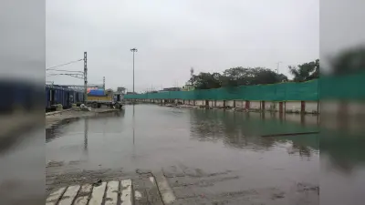रेलवे माल गोदाम के सामने जलजमाव से परेशानी