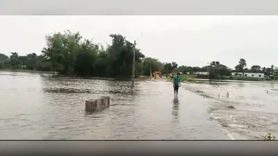 दिघलबैंक प्रखंड क्षेत्र से गुजरने वाले नदियों के बढ़ते जलस्तर से भयभीत ग्रामीण