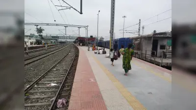 ट्रेन दुर्घटना 48 घंटे बीत जाने के बाद अप व डाउन दोनों लाइनों पर ट्रेनों का परिचालन हुआ सामान्य