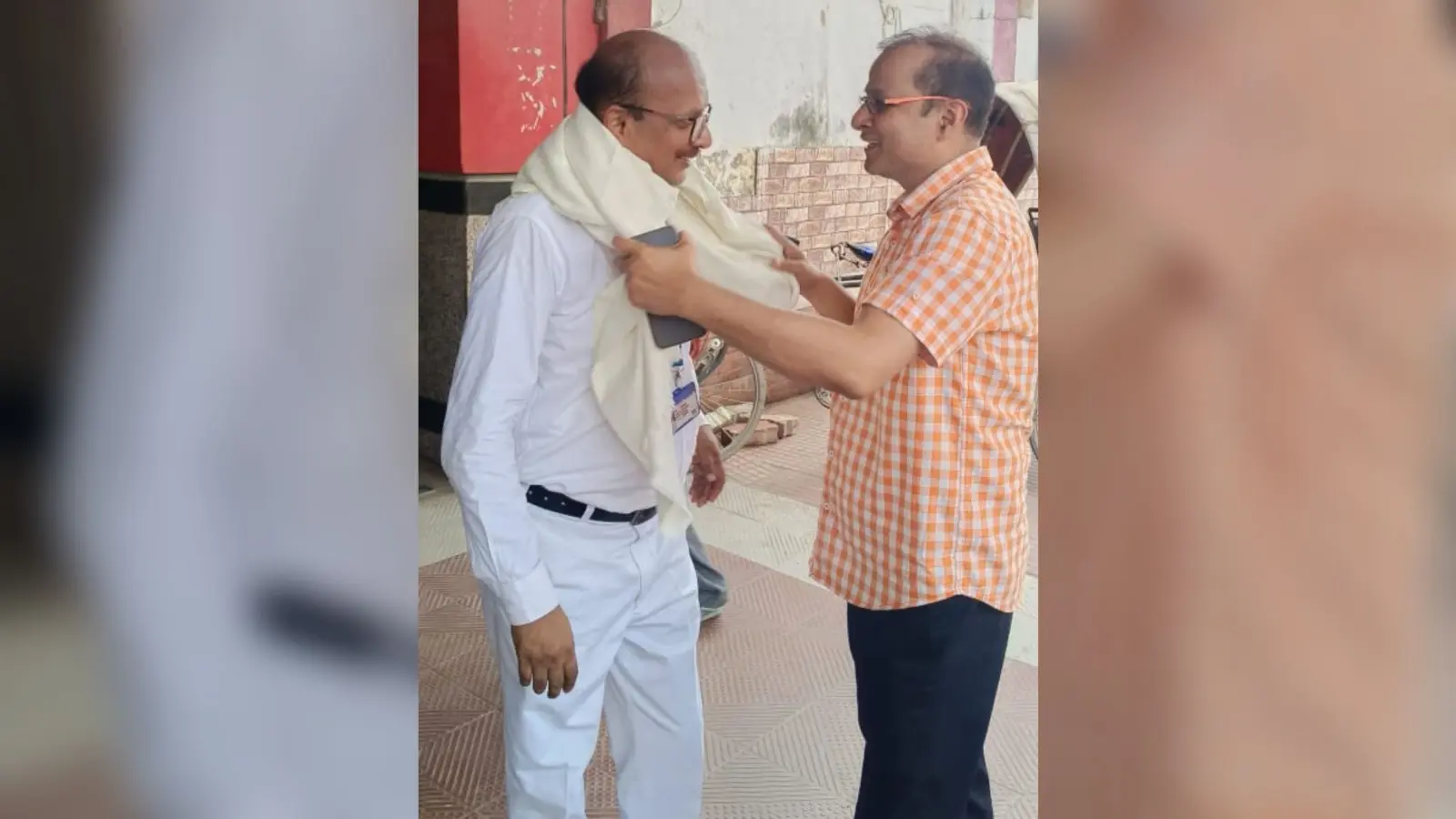 समस्तीपुर रेल मंडल प्रशासन ने एसएस दिलीप व एइएन अखिलेश को किया सम्मानित