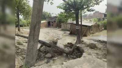 नहर का बांध टूटने से खेतों व घर में घुसा पानी