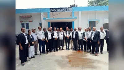 बार काउंसिल के समर्थन में वकीलों ने काला बिल्ला लगा किया विरोध