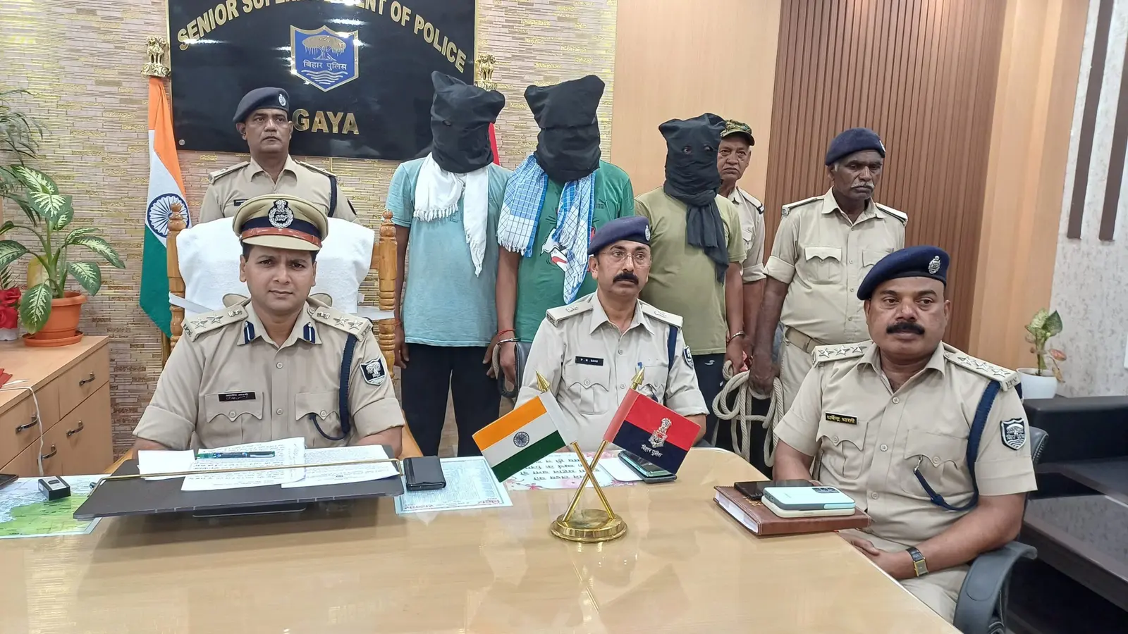 10.40 लाख रुपये छीनने के मामले में तीन सिपाही गिरफ्तार