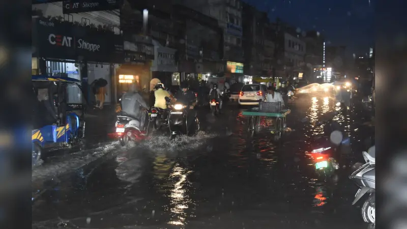 आधे घंटे की बारिश के बाद नाली का गंदा पानी व कचरा सड़क पर