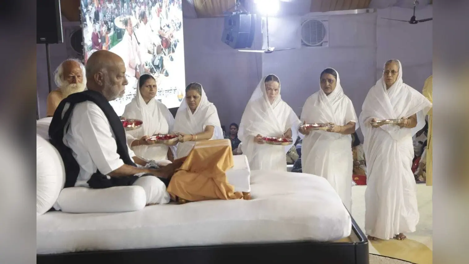 भगवान राम के स्मरण से जीवन को धन्य करें : मोरारी बापू