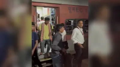 वेटिंग टिकट वाले यात्रियों को उतारने से रोष, ट्रेनों में स्लीपर कोच बढ़ाने की मांग