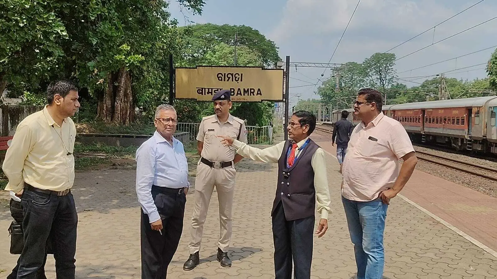 बामड़ा स्टेशन के प्रतीक्षालय, प्लेटफॉर्म पर लगा कूड़े का अंबार, डीआरयूसीसी सदस्य ने जतायी नाराजगी