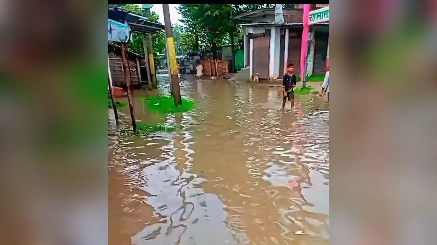 बरसात की शुरुआत में ही बड़हराकोठी बाजार की सूरत हुई बदसूरत