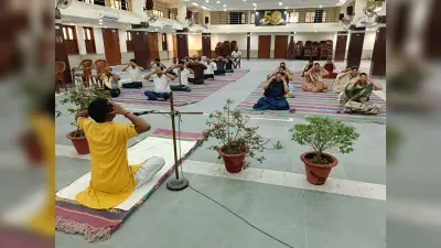 योग दिवस पर बाल मंदिर में बड़ी संख्या में लोगों ने किया योगासन