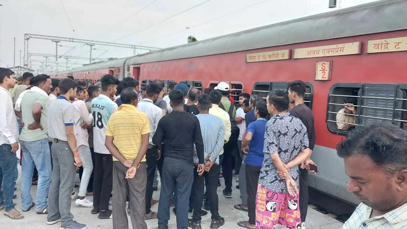 कई घंटे साठी स्टेशन पर खड़ी रही अवध एक्सप्रेस, यात्री परेशान
