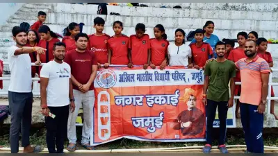 Jamui News : सूर्य नमस्कार के साथ हुई जिले की सुबह, ताजी हवा के बीच लोगों किया योगाभ्यास
