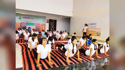 कक्षा से प्रथम से अष्टम तक के छात्रों को योग की विधियां बतायी गयी