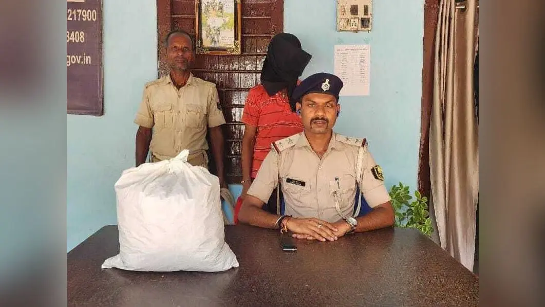 पुलिस ने बाइक सवार से दो किलो दो सौ गांजा किया बरामद
