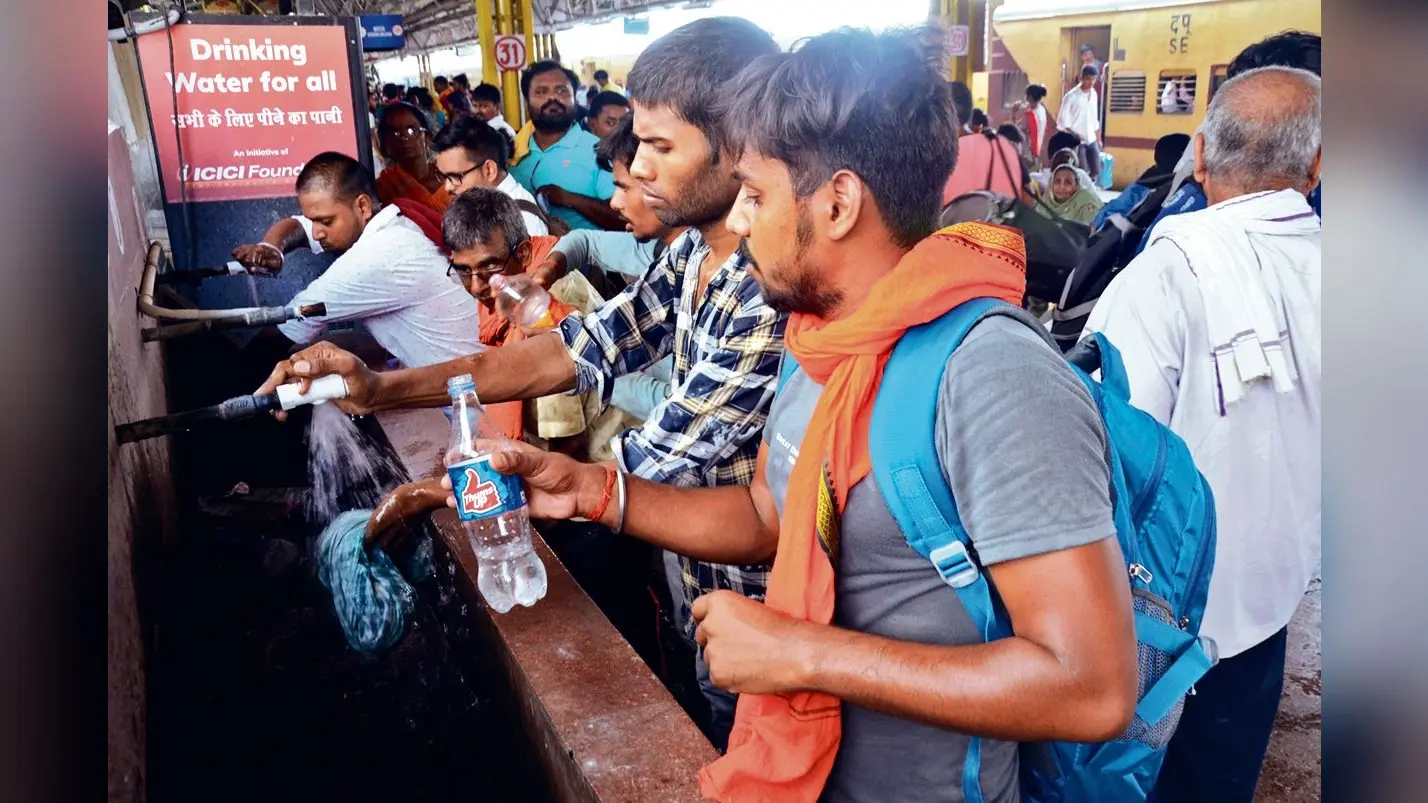पटना जंक्शन पर एक दिन में 30 हजार बोतल पानी पी जा रहे यात्री