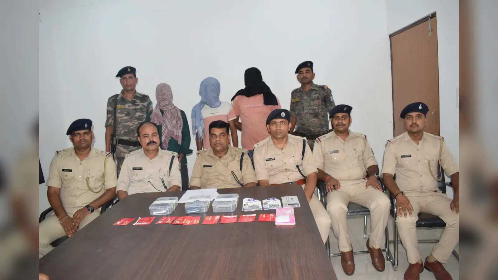 – झरिया से तीन साइबर अपराधी पकड़ाये, खातों में एक करोड़ से अधिक के ट्रांजेक्शन का खुलासा