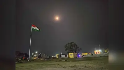 दो स्थानों पर एक सौ फीट की ऊंचाई पर लगाया जा रहा तिरंगा झंडा