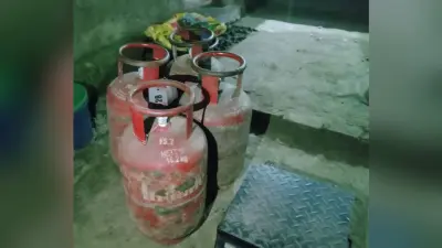 सिलेंडर में तीन किलो गैस रहने पर हंगामा, बीएसओ बाेले- होगी जांच