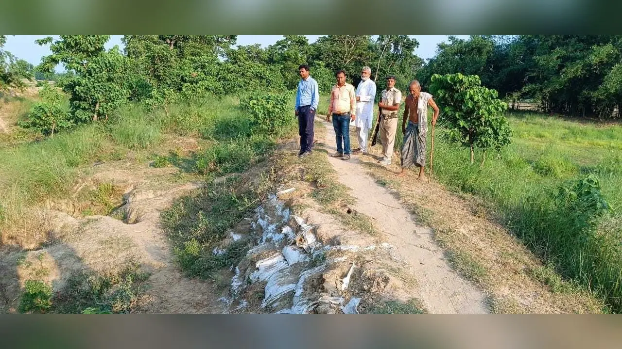 बंजरिया में नौ से अधिक स्थानों पर तटबंध क्षतिग्रस्त