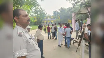 परीक्षार्थियों की जांच के बाद दी गयी केंद्र के अंदर इंट्री