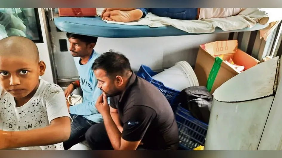 गर्मी के कारण जेनरल टिकट वाले भी एसी में कर रहे सफर, हो रही परेशानी