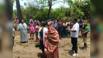 आर केबिन में निर्माण कार्य का बस्तीवासियों ने किया विरोध, जेसीबी लेकर वापस लौटे रेलवे अधिकारी