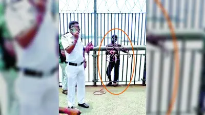 हावड़ा ब्रिज के पिलर पर चढ़ा युवक, मचा हड़कंप