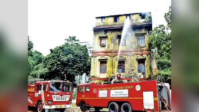 गार्स्टिन प्लेस की इमारत में लगी भयावह आग, मची अफरा-तफरीसंवाददाता, कोलकातामध्य कोलकाता के हेयर स्ट्रीट थाना क्षेत्र में बैंकशाल कोर्ट के पास गार्स्टिन प्लेस स्थित एक इमारत में भयावह आग लग गयी. घटना शनिवार तड़के करीब 4.10 बजे की है. इमारत से निकलतीं आग की लपटें देख अफर-तफरी मच गयी. सूचना मिलते ही पुलिस मौके पर पहुंची. दमकल विभाग के एक बाद एक छह इंजनों को मौके पर लाया गया. काफी मशक्कत के बाद आग नियंत्रित हो सकी. घटना में किसी के हताहत होने की सूचना नहीं है. आशंका जतायी जा रही है कि आग शॉर्ट सर्किट के कारण लगी होगी, लेकिन फॉरेंसिक जांच रिपोर्ट के बाद ही वास्तविक कारण का पता चल सकेगा. घटना की सूचना मिलते ही राज्य के दमकल विभाग के मंत्री सुजीत बोस व वार्ड 45 के पार्षद संतोष पाठक मौके पर पहुंचे. सूत्रों के अनुसार, तड़के गार्स्टिन प्लेस स्थित काफी पुरानी पांच मंजिली इमारत में आग लग गयी. इमारत के ऊपरी तल पर टिन का अस्थायी ढांचा भी तैयार किया गया था. सबसे पहले वहां से धुआं निकलते देखा गया. देखते ही देखते वहां से आग की लपटें निकलने लगीं. पूरी इमारत में अफरा-तफरी मच गयी. जो जिस हालत में था, इमारत से बाहर निकलने लगा. सूचना मिलते ही मौके पर पुलिस के अलावा डिजास्टर मैनेजमेंट ग्रुप (डीएमजी) की टीम पहुंची. इमारत से लोगों को सुरक्षित बाहर निकाल लिया गया. दमकल विभाग के करीब छह इंजनों को वहां लाया गया. अग्निकांड के दौरान विस्फोट की आवाज हुई, जिससे लोग दहशत में आ गये. अग्निकांड में इमारत का एक हिस्सा ढह गया. आग के दूसरी इमारतों में फैलने का खतरा बरकरार था. करीब छह घंटों की मशक्कत के बाद आग नियंत्रित कर ली गयी. लोगों ने दमकल मंत्री के सामने किया प्रदर्शन स्थानीय लोगों ने आरोप लगाया कि दमकल विभाग के इंजन देरी से घटनास्थल पर पहुंचे. मौके पर जब दमकल विभाग के मंत्री सुजीत बोस पहुंचे, तब स्थानीय लोगों व कुछ अधिवक्ताओं ने उनके समक्ष प्रदर्शन कर विरोध जताया. बताया जा रहा है कि उक्त इमारत में 20 से ज्यादा परिवारों का बसेरा है. हालांकि, घटना में किसी के आहत होने की सूचना नहीं है. पार्षद संतोष पाठक ने कहा कि स्थानीय वाशिंदों ने ही पहले आग बुझाने व इमारत से लोगों को बाहर निकालने का कार्य शुरू किया. उन्होंने भी आरोप लगाया कि आग लगने के करीब 30 से 40 मिनट बाद दमकल की गाड़ियां मौके पर पहुंचीं. इमारत के ऊपरी हिस्से पर रासायनिक पदार्थों व सामानों का गोदाम भी था. इधर, दमकल मंत्री बोस ने कहा कि इमारत काफी पुरानी है. दमकल विभाग के कर्मियों ने पूरी तत्परता से काम किया, तभी आग पर नियंत्रण पाना संभव हो सका. घटना के बाद इमारत में मौजूद सभी लोगों को सुरक्षित बाहर निकाल लिया गया था. स्थानीय लोगों का आरोप है कि इमारत में रासायनिक पदार्थ व सामान स्टोर किये गये थे. यदि ऐसा है, तो यह गंभीर बात है. पुलिस व दमकल विभाग इसकी जांच करेंगे. आग लगने के कारण का पता नहीं चल पायेगा. फॉरेंसिक जांच के बाद आग लगने की वजह सामने आ पायेगी.