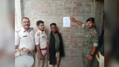 फरार वारंटी के घर पर पुलिस ने चिपकाया इश्तेहार
