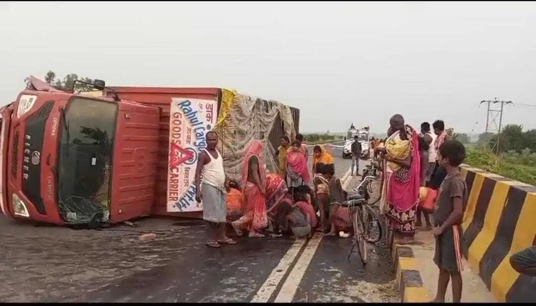 एनएच 57 पर पलटा कंटेनर, चालक जख्मी, आधे घंटे तक जाम रहा हाइवे