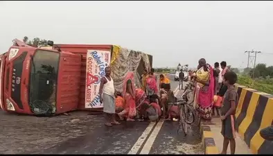 एनएच 57 पर पलटा कंटेनर, चालक जख्मी, आधे घंटे तक जाम रहा हाइवे