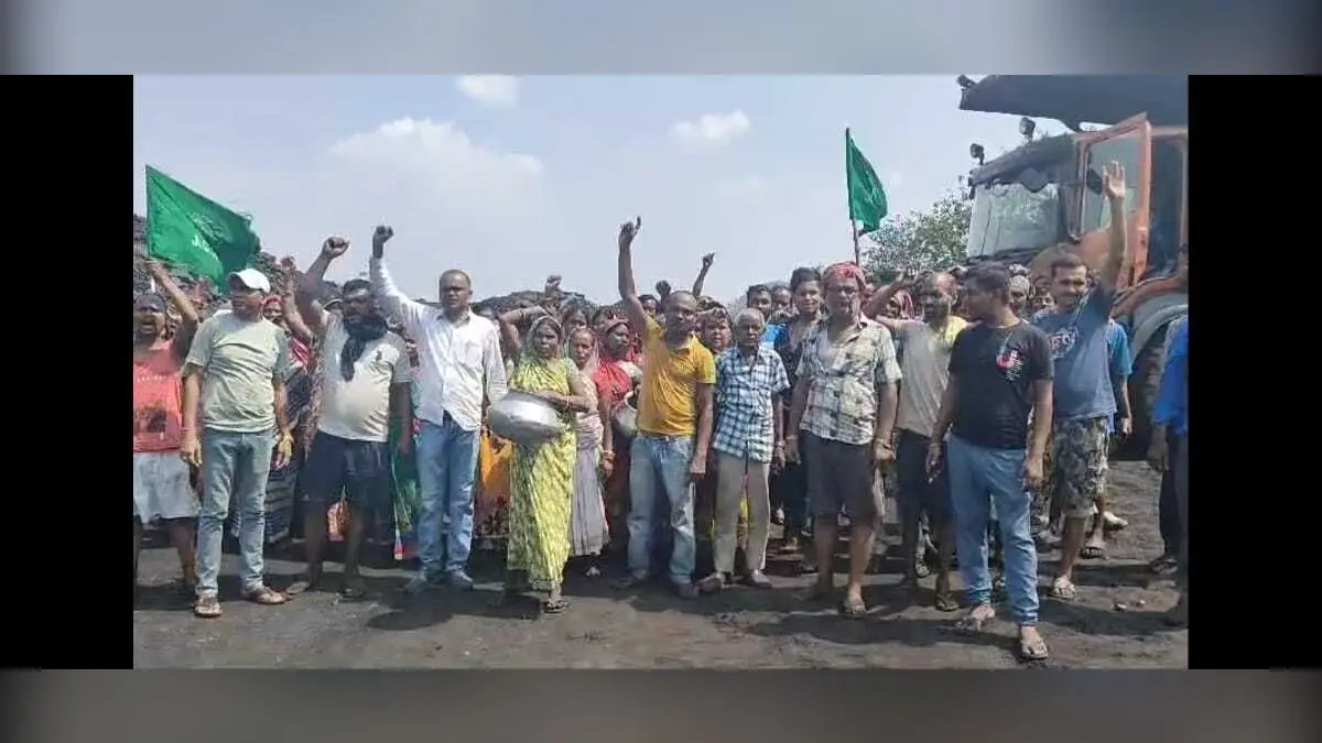 लोदना : पिट वाटर के लिए ग्रामीणों ने की ट्रांसपोर्टिंग ठप, प्रदर्शन